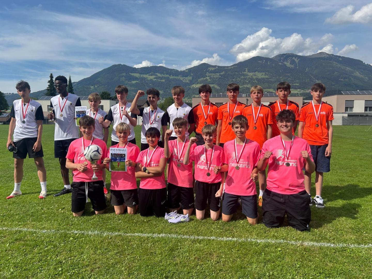 Faustball Vorarlberger Schulcup: Schüler:innen beim Bewerb