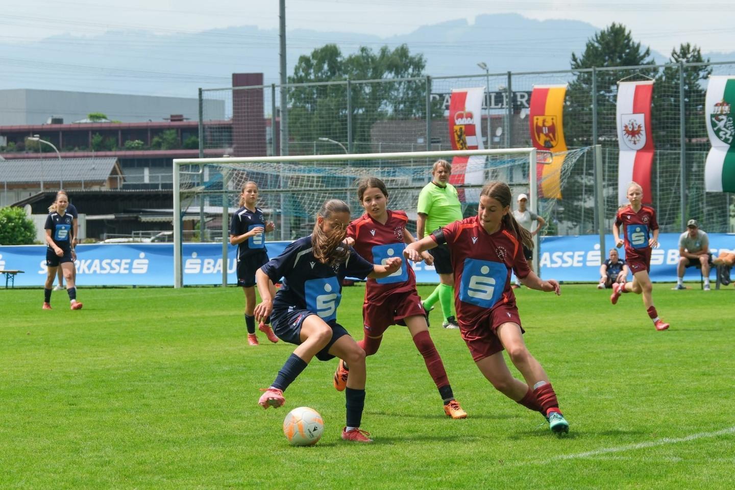 Sparkasse Schülerinnenliga Fußball: Schüler:innen beim Bewerb